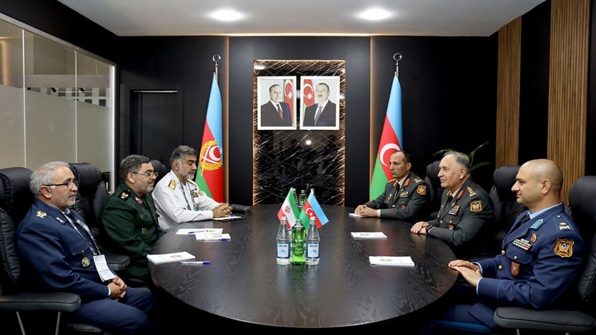 Azerbaiyán e Irán discuten relaciones en el ámbito militar