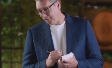 Vučić, dimisionario presidencial, se convierte en «camarero»