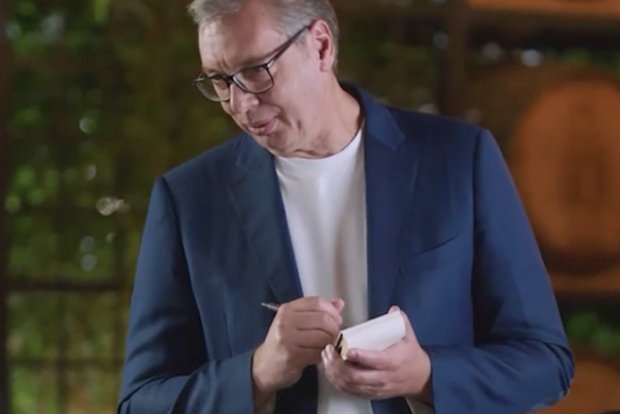 Vučić, dimisionario presidencial, se convierte en «camarero»