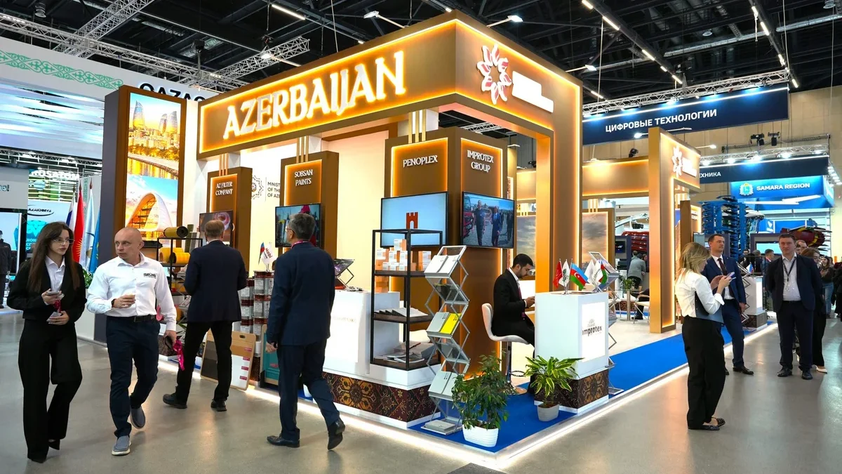 Productos de Azerbaiyán se exhiben en la feria industrial internacional en Minsk en un stand unificado del país