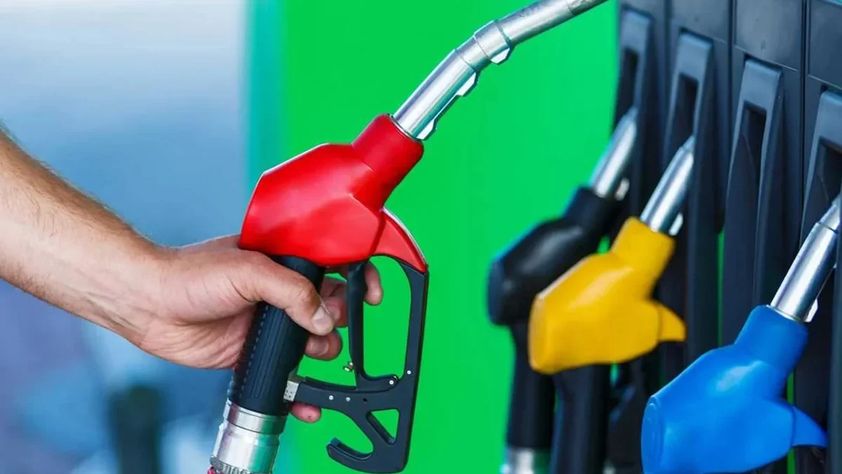 El presidente de EE.UU. anuncia una drástica caída en los precios del diésel