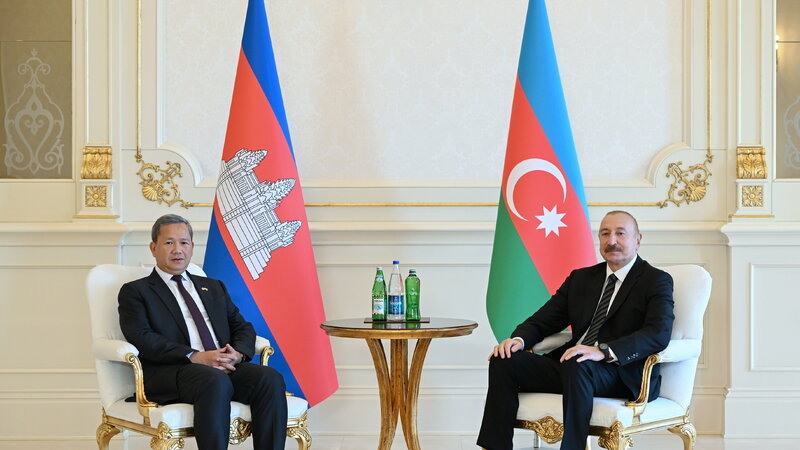 Se reunió Ilham Aliyev con el Primer Ministro de Camboya en formato reducido