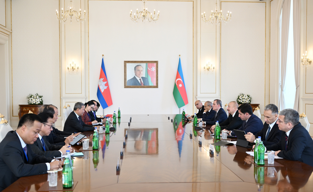 Reunión ampliada entre el Presidente Ilham Aliyev y el Primer Ministro de Camboya