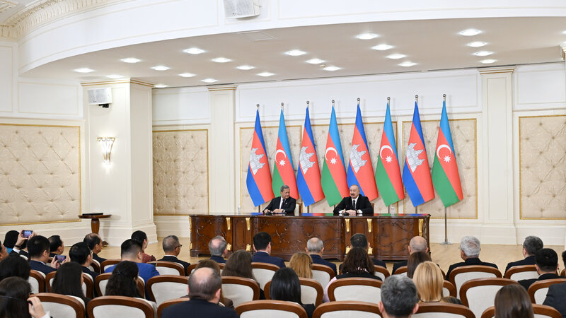 El presidente Ilham Aliyev y el primer ministro de Camboya comparecen ante la prensa con declaraciones