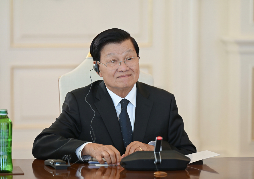 El Presidente de Laos agradece al jefe de Estado de Azerbaiyán su propuesta sobre los estudiantes