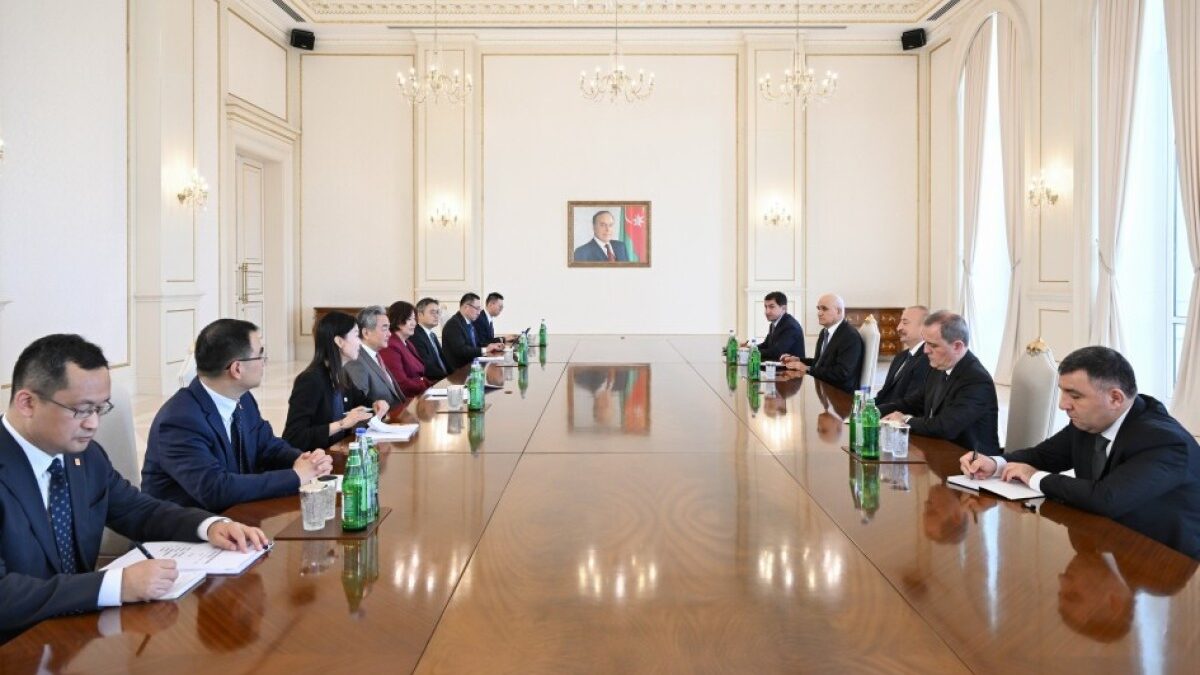 El presidente Ilham Aliyev recibió al miembro del Buró Político del Comité Central del Partido Comunista de China