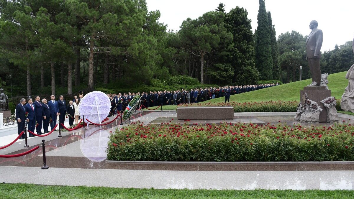 Los delegados del VIII Congreso del YAP visitan la tumba del Líder Supremo Heydar Aliyev