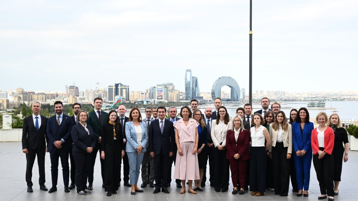 Hikmət Hacıyev: La asociación Azerbaiyán-Unión Europea tiene importancia estratégica