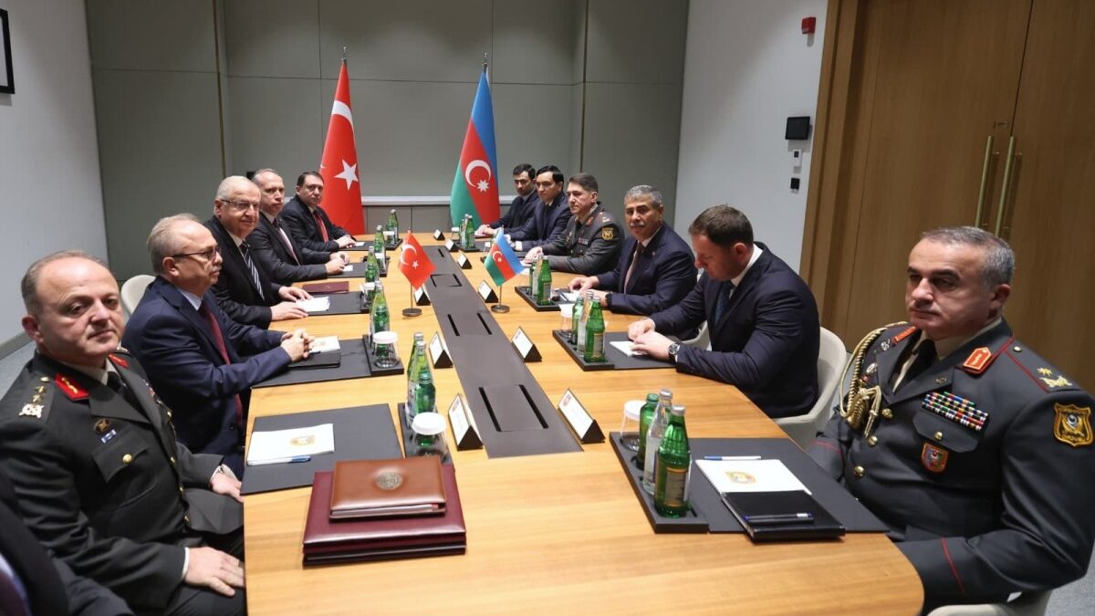 Reunión bilateral entre Yaşar Güler y Zakir Hasanov