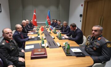 Reunión bilateral entre Yaşar Güler y Zakir Hasanov