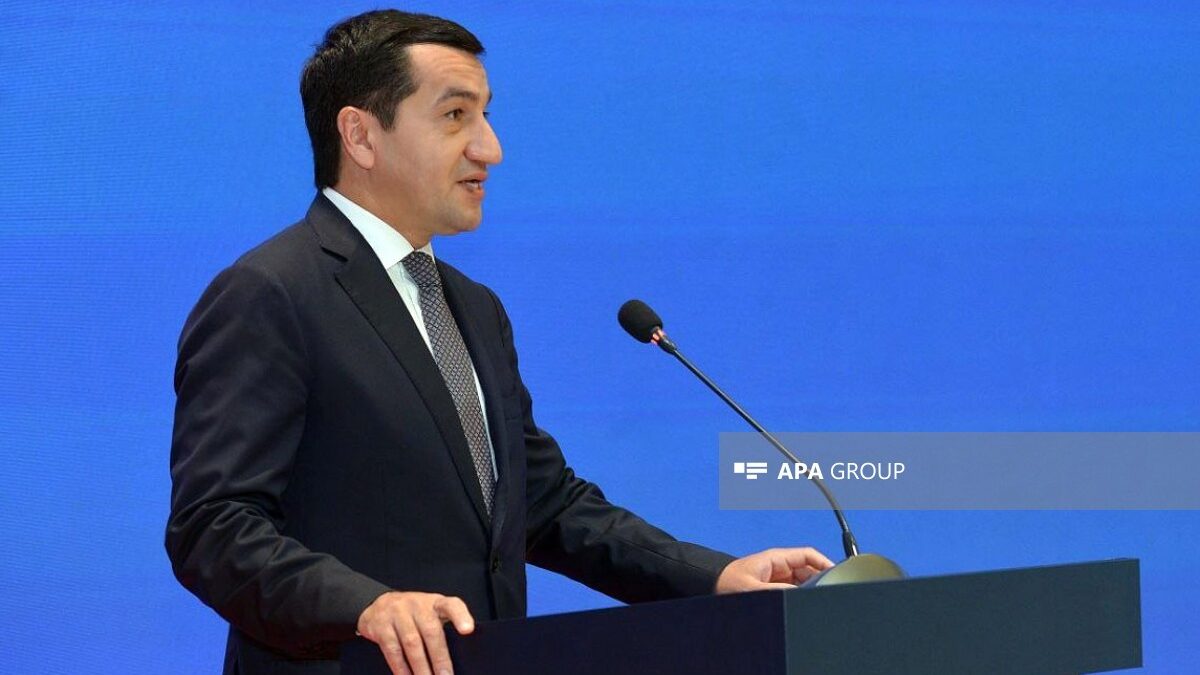 Hikmet Hajiyev: Bakú oficial espera que Armenia modifique las disposiciones de su Constitución relativas a reclamaciones territoriales