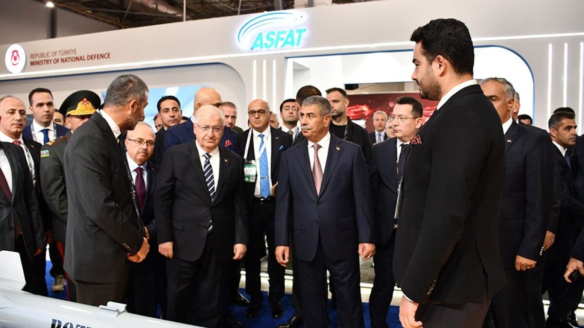 Ministros de Defensa de Azerbaiyán y Turquía visitan la exposición «ADEX 2026»