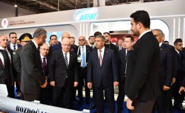 Ministros de Defensa de Azerbaiyán y Turquía visitan la exposición «ADEX 2026»