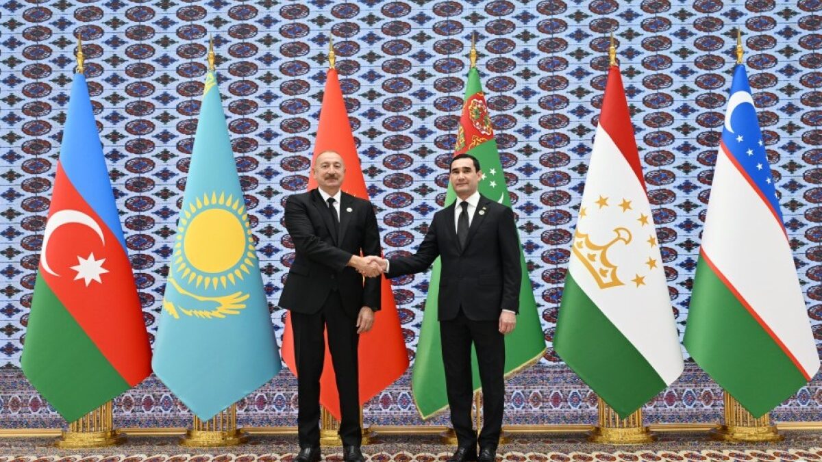 El Presidente llega al Complejo «Avaza» para participar en la 8ª Cumbre de Jefes de Estado de Azerbaiyán y Asia Central