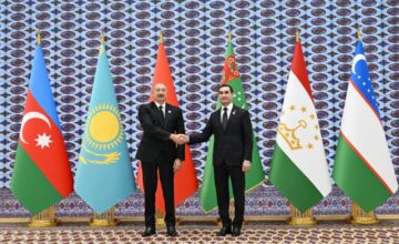 El Presidente llega al Complejo «Avaza» para participar en la 8ª Cumbre de Jefes de Estado de Azerbaiyán y Asia Central