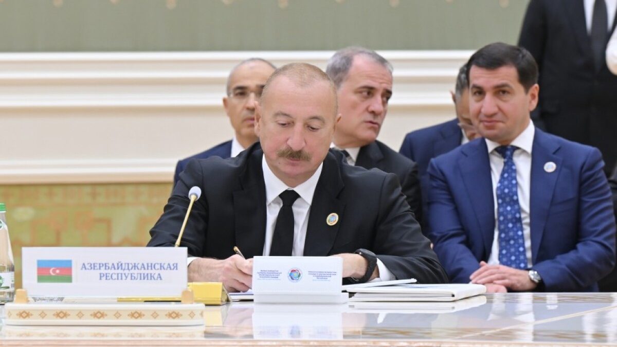 Ceremonia de firma de documentos en Turkmenbashi