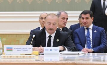 Ceremonia de firma de documentos en Turkmenbashi