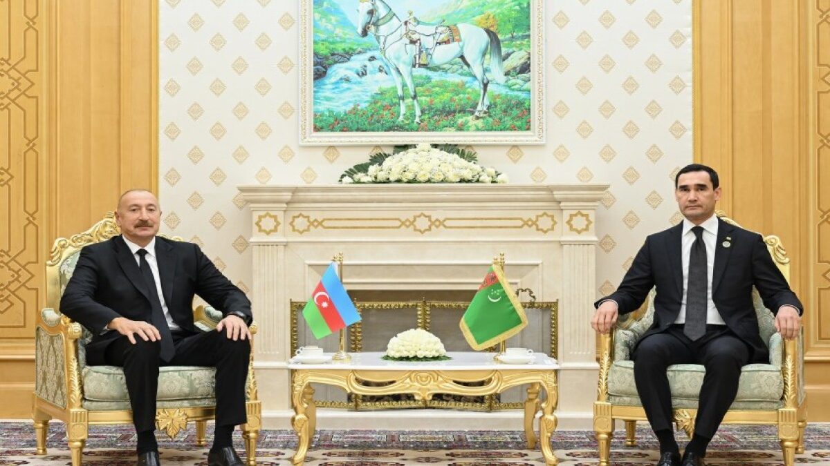 El Presidente Ilham Aliyev se reúne con el Presidente de Turkmenistán en la ciudad de Turkmenbashi