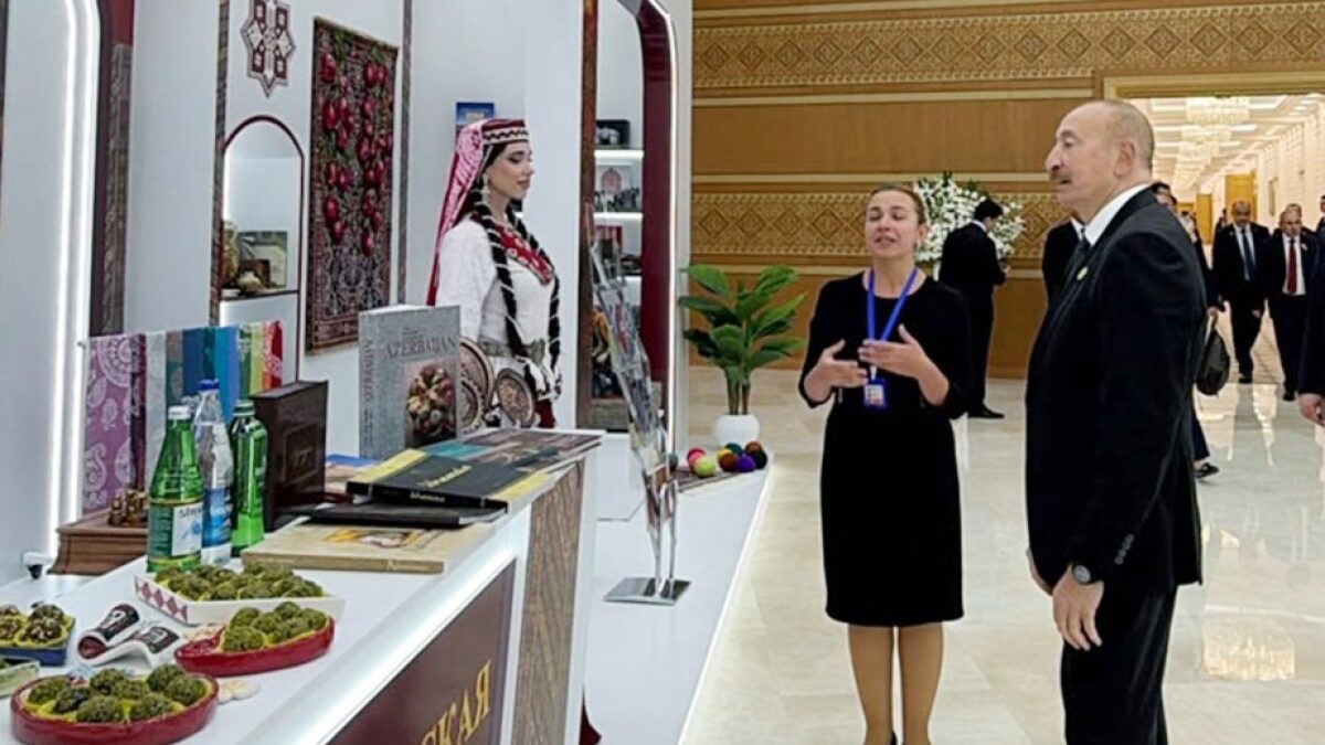 El Presidente visitó los stands nacionales de los países participantes en la CEI
