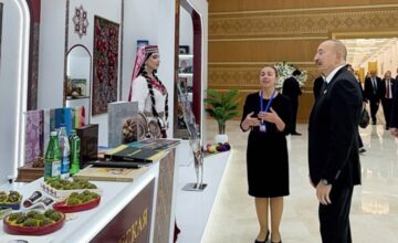 El Presidente visitó los stands nacionales de los países participantes en la CEI