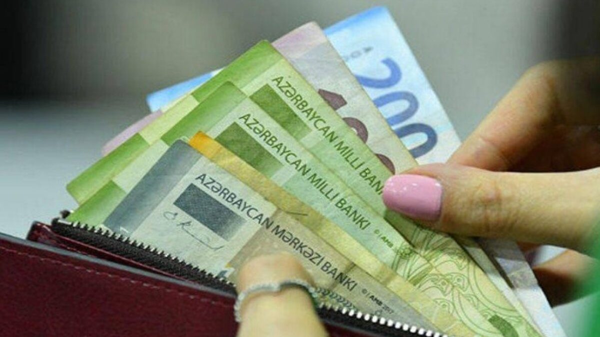 El salario medio mensual en Azerbaiyán alcanza los 1173 manat