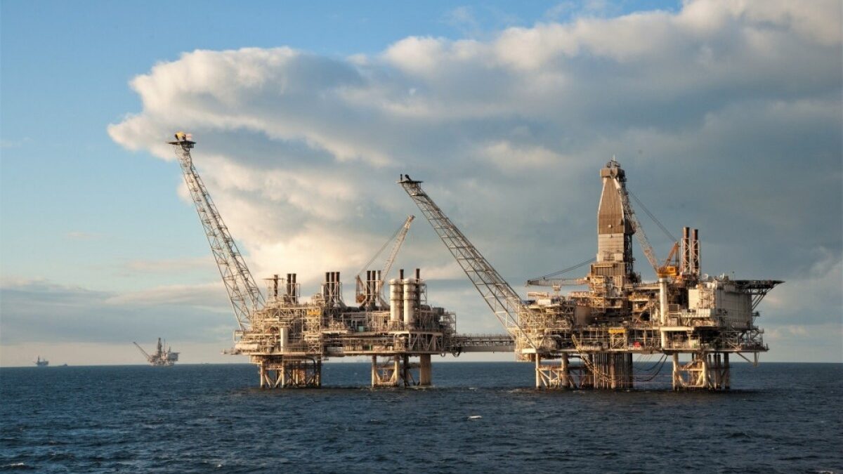 El precio del petróleo azerbaiyano supera los 131 dólares