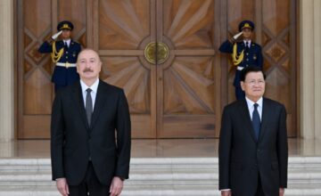 Ceremonia oficial de bienvenida al Presidente de Laos en Bakú