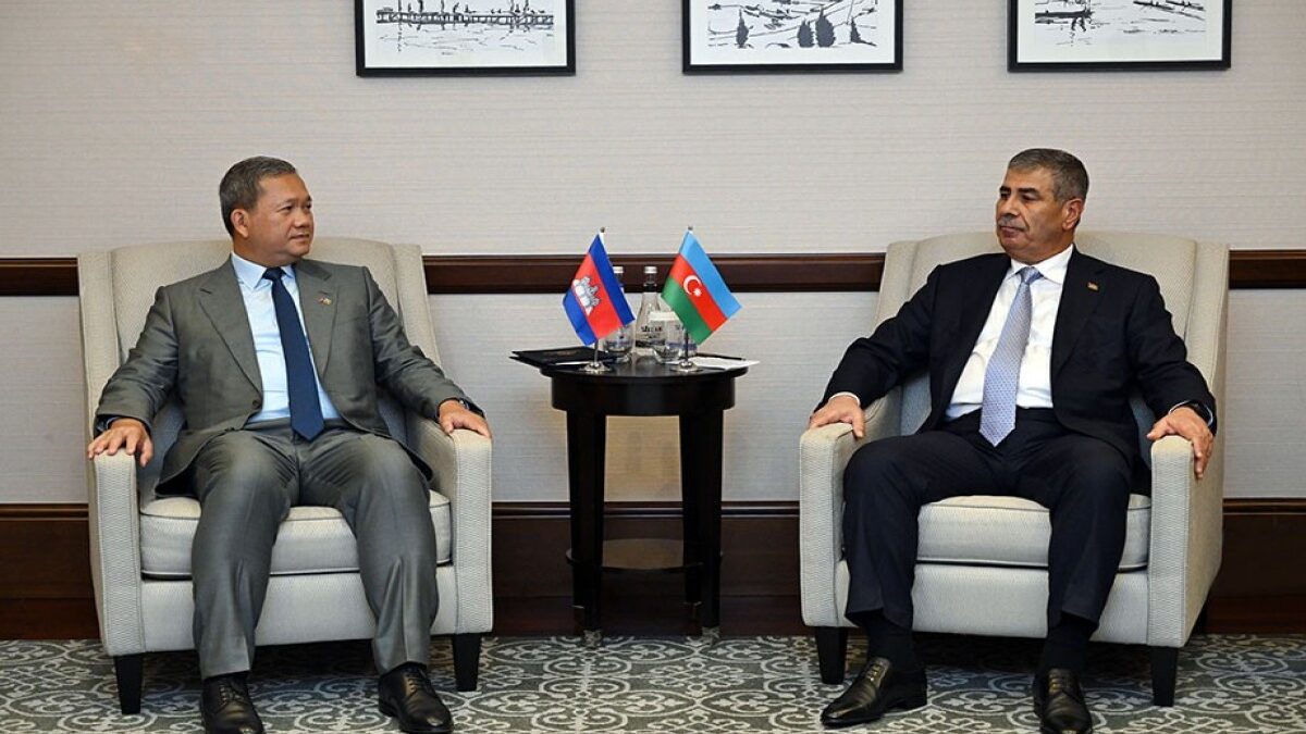 Ministro de Defensa de Azerbaiyán se reúne con el Primer Ministro del Reino de Camboya