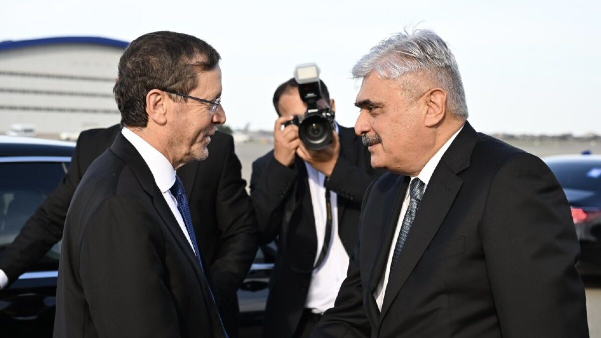 El presidente de Israel, Isaac Herzog, llega a Azerbaiyán