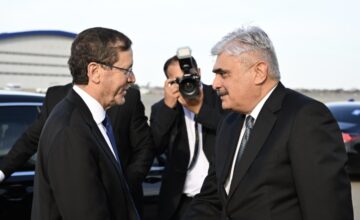 El presidente de Israel, Isaac Herzog, llega a Azerbaiyán