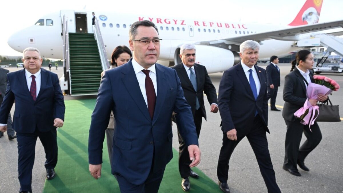 Presidente de Kirguistán llega a Azerbaiyán