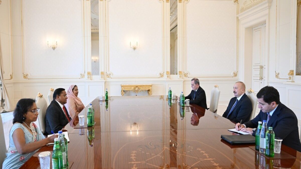 El presidente Ilham Aliyev recibió al Ministro de Asuntos Exteriores, Empleo Exterior y Turismo de Sri Lanka