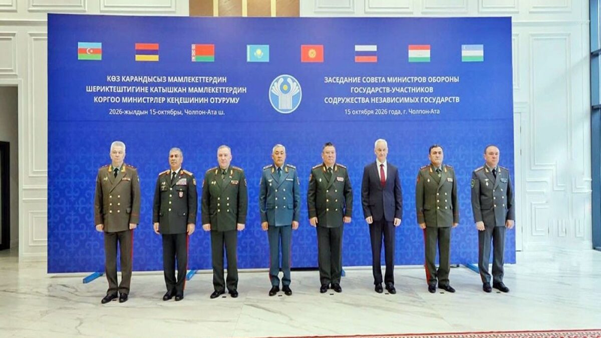 Zakir Hasanov participó en la reunión del Consejo de Ministros de Defensa de la CEI