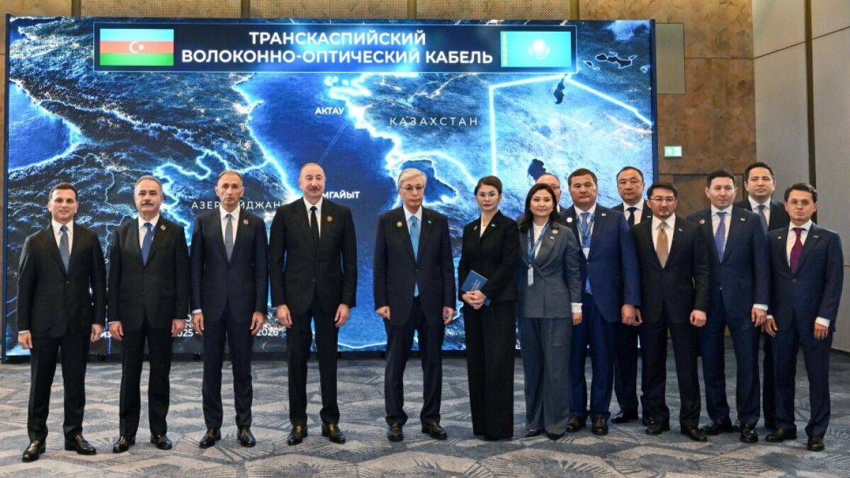 Azerbaiyán y Kazajistán intercambian documentos firmados