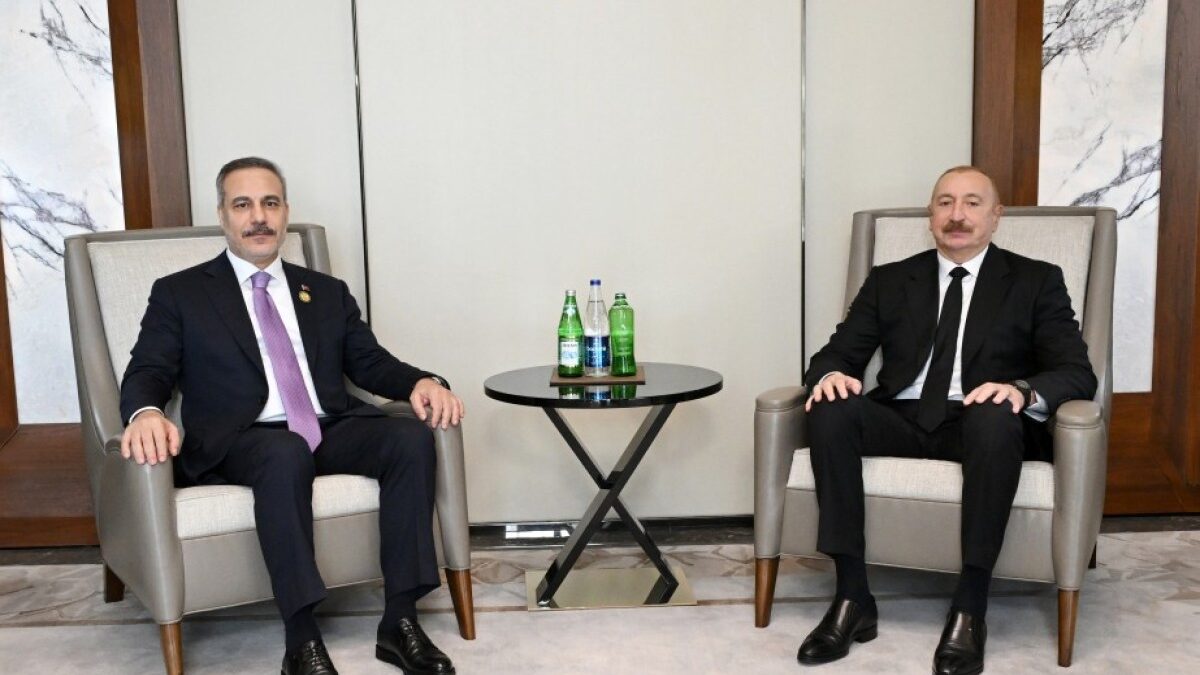 El presidente Ilham Aliyev recibe a Hakan Fidan