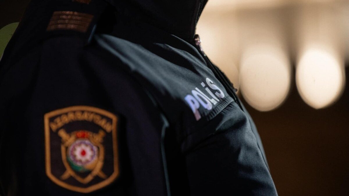 Padre de alumno expulsado por maquillaje es arrestado tras incidente