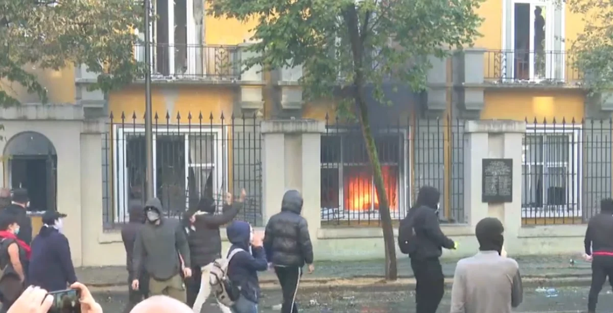 Estudiantes en Albania incendian edificio del Ministerio de Educación