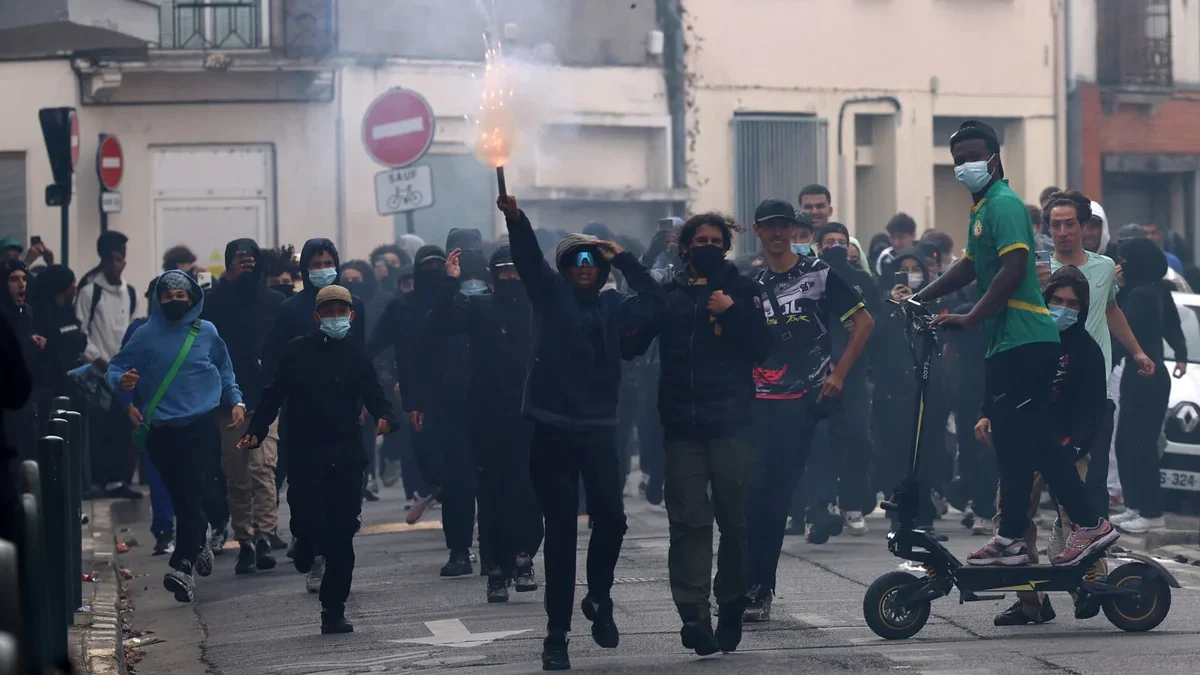 Desde que comenzaron las protestas en Francia, la policía ha detenido a casi 8.000 personas