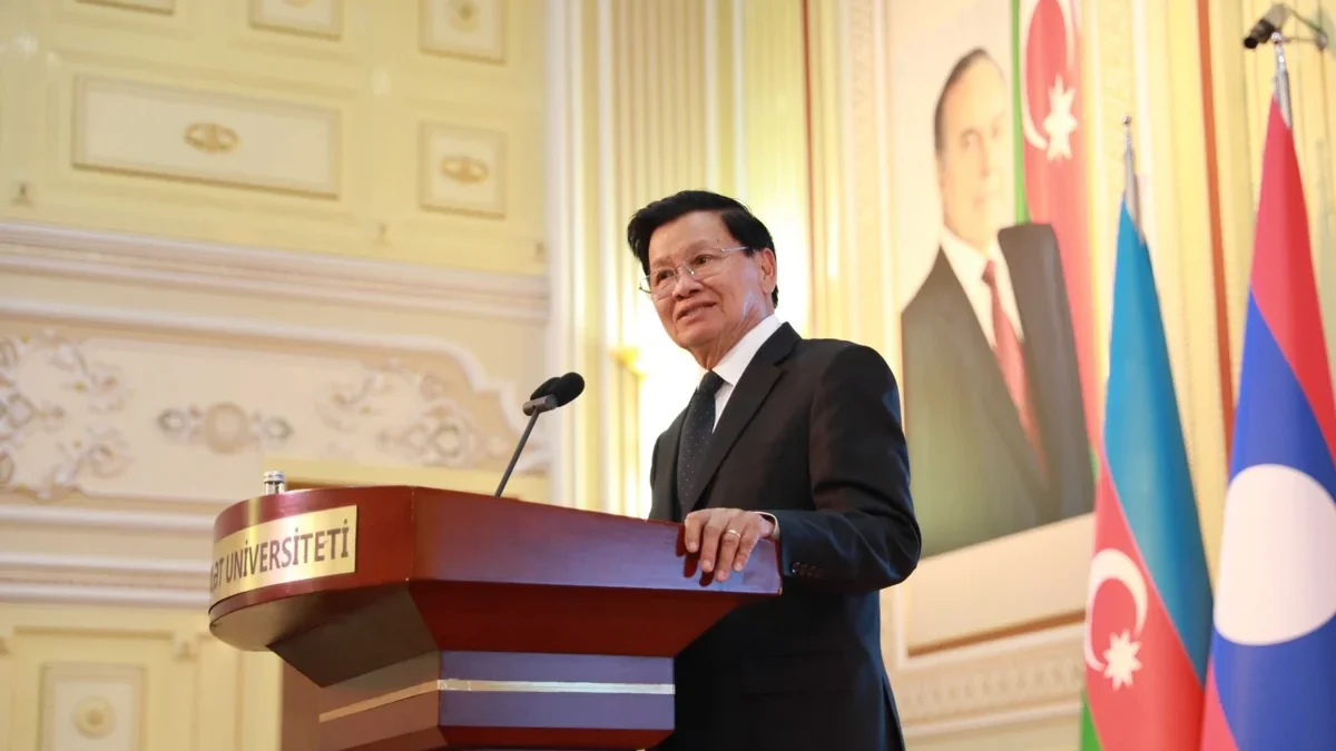 El Presidente de Laos se reúne con estudiantes de la Universidad Estatal de Bakú