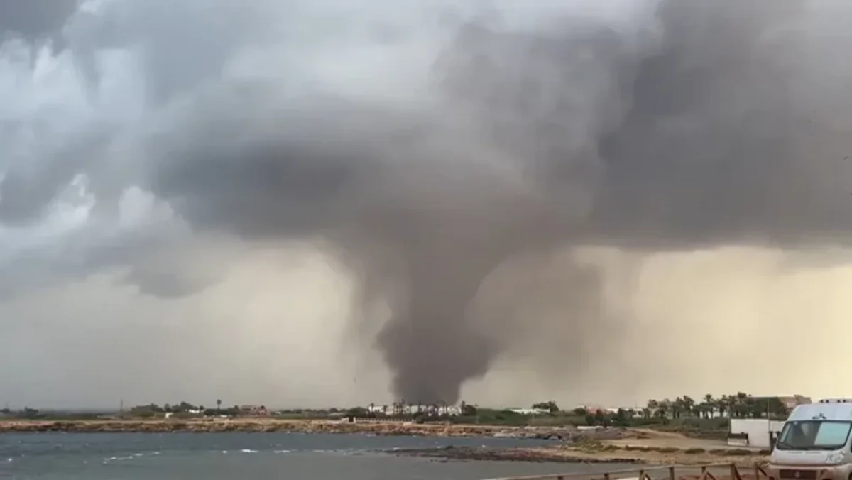 Raro tornado doble observado en el oeste de Sicilia