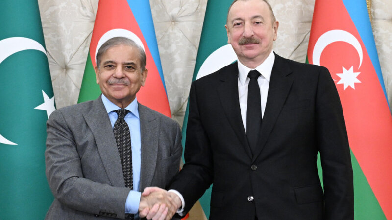 Shahbaz Sharif llama a Ilham Aliyev