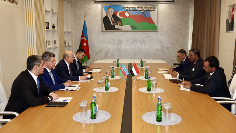 Kamaladdin Heydarov se reúne con el embajador de Sudán en Azerbaiyán