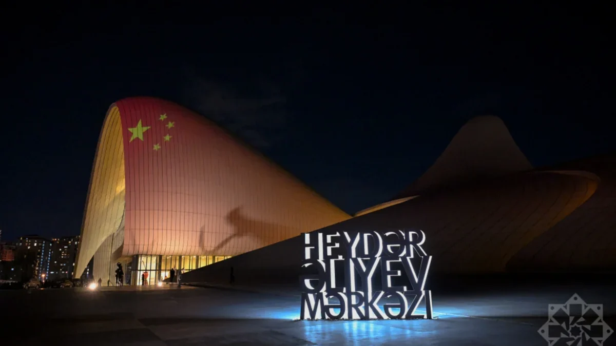 El Centro Heydar Aliyev se ilumina con los colores de la bandera china