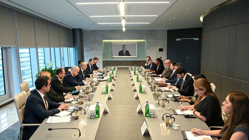 Se discutieron las relaciones de inversión entre Azerbaiyán y el Reino Unido