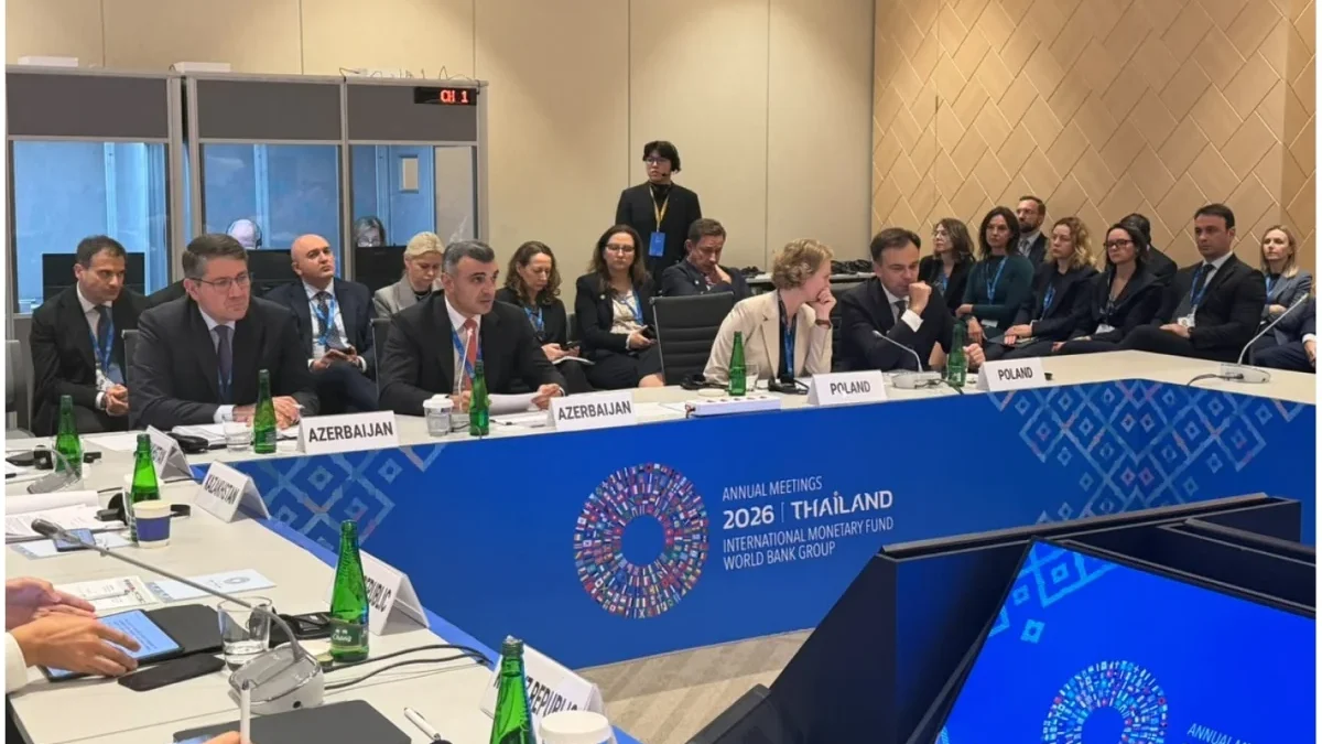 Se discuten los impactos de los procesos económicos globales en Azerbaiyán