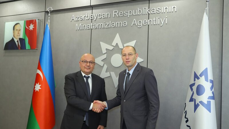 Azerbaiyán e Israel discuten la cooperación en la lucha contra la amenaza de las minas