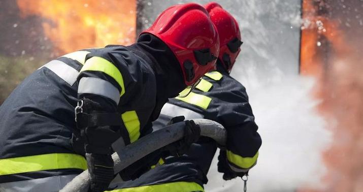 Incendio en un edificio residencial en el asentamiento de Ceyranbatan